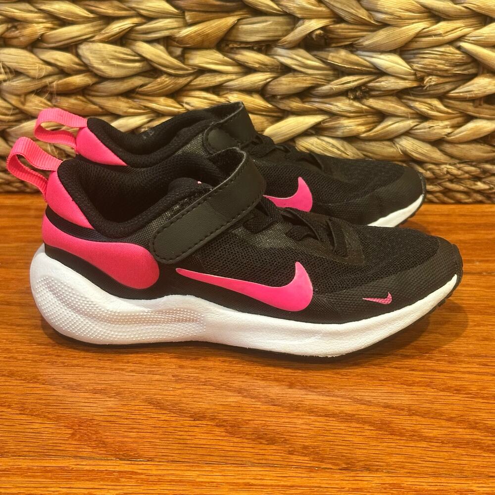 Nike Revolution 7 Sneakers sz 9 Kids Nike Sneakers